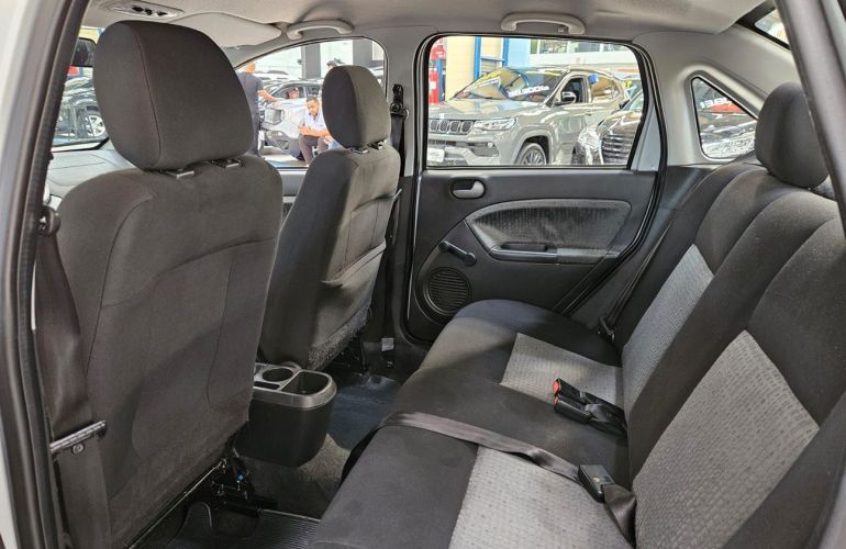 Ford Fiesta 1.6 Rocam Sedan 8v - Foto #8