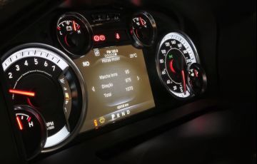 RAM Classic 5.7 V8 Laramie CD 4x4 - Foto #8