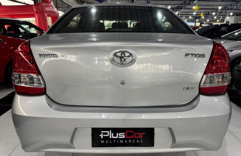 Toyota Etios 1.5 X Sedan 16v - Foto #4