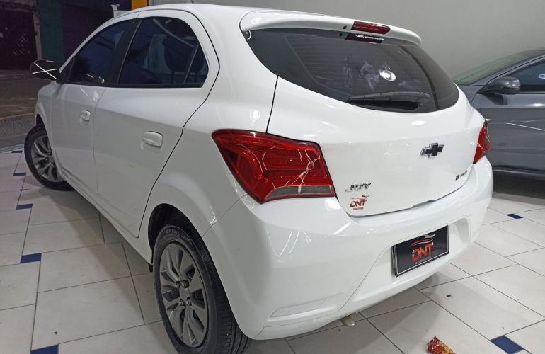 Chevrolet Onix 1.0 Joy Plus Black 8v - Foto #4