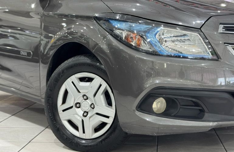 Chevrolet Onix 1.0 MPFi LT 8v - Foto #4