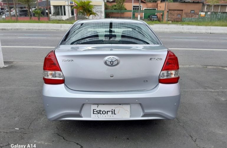 Toyota Etios 1.5 X Sedan 16v - Foto #8