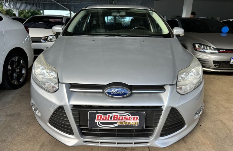 Ford Focus Hatch SE 1.6 16V TiVCT PowerShift - Foto #2