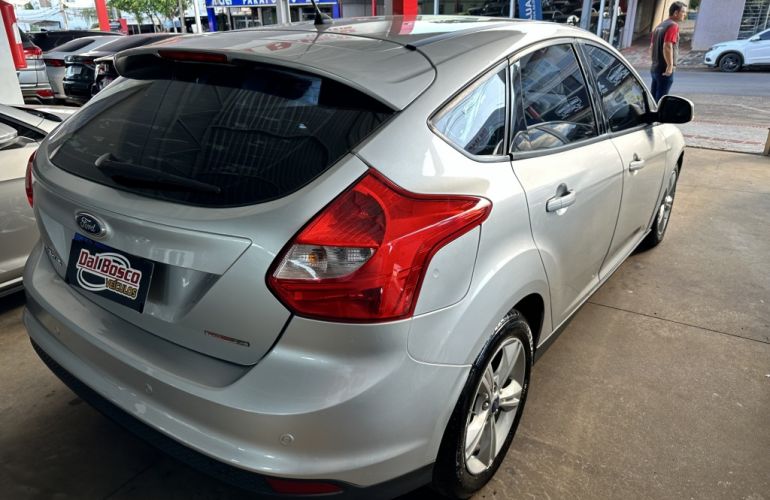 Ford Focus Hatch SE 1.6 16V TiVCT PowerShift - Foto #4