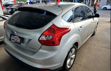 Ford Focus Hatch SE 1.6 16V TiVCT PowerShift - Foto #4
