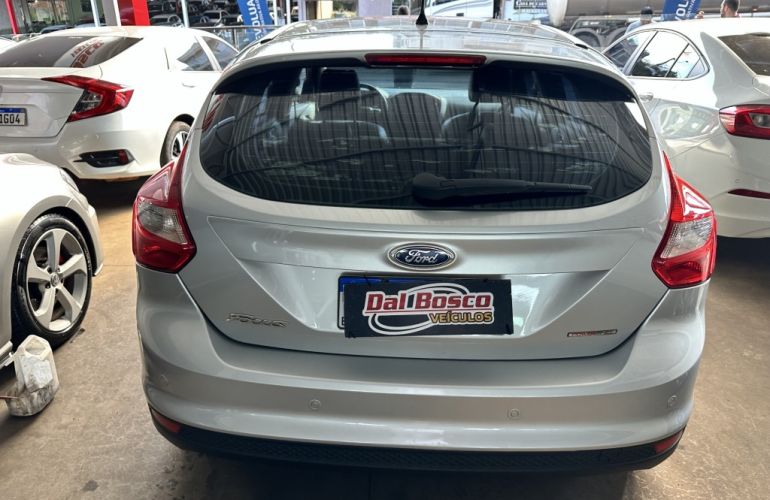 Ford Focus Hatch SE 1.6 16V TiVCT PowerShift - Foto #5