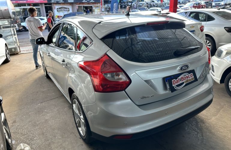 Ford Focus Hatch SE 1.6 16V TiVCT PowerShift - Foto #6