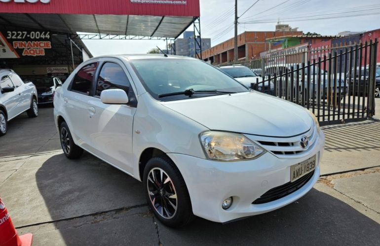 Toyota Etios Sedan XS 1.5 (Flex) - Foto #2