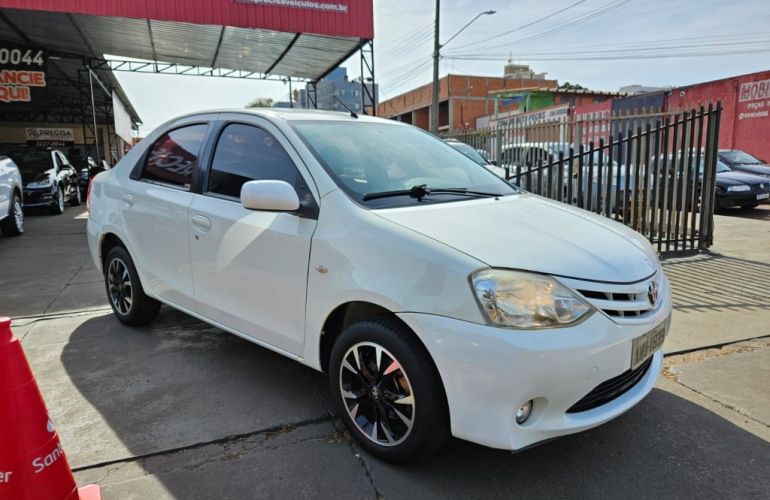 Toyota Etios Sedan XS 1.5 (Flex) - Foto #5