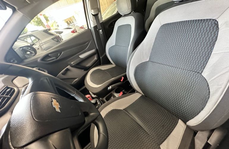 Chevrolet Onix 1.0 - Foto #8
