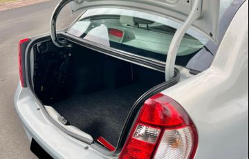 Renault Clio Sedan Privilége 1.6 16V (flex) - Foto #3