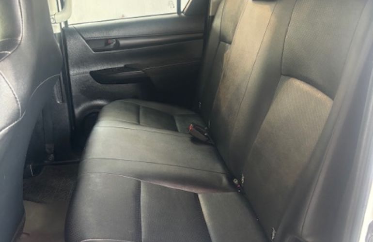 Toyota Hilux CD 2.8 TDI STD Power Pack 4WD - Foto #2