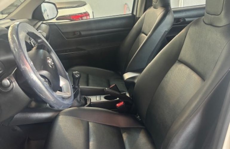 Toyota Hilux CD 2.8 TDI STD Power Pack 4WD - Foto #3
