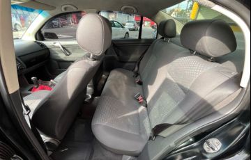 Volkswagen Polo Sedan 1.6 8V - Foto #8