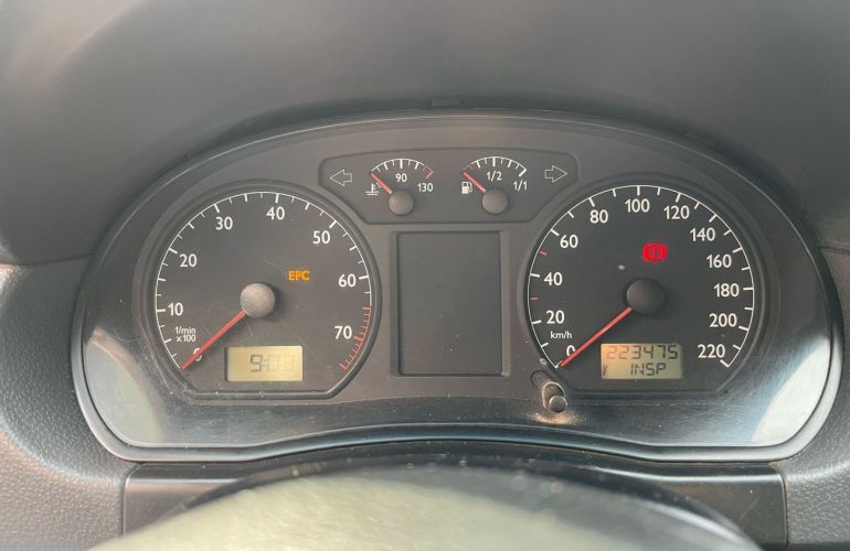 Volkswagen Polo Sedan 1.6 8V - Foto #9