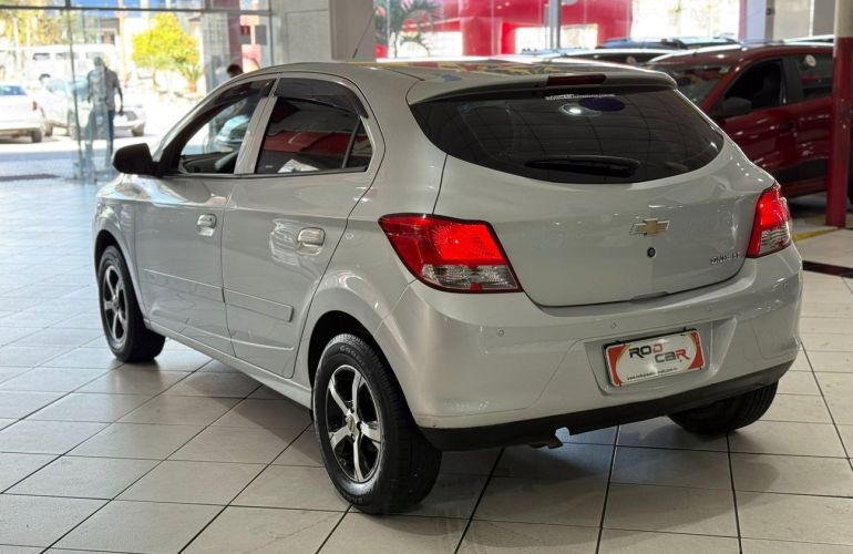 Chevrolet Onix 1.0 MPFi LT 8v - Foto #4