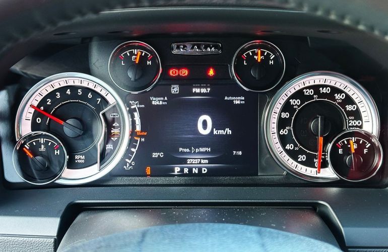 RAM Classic 5.7 V8 Laramie Night Edition CD 4x4 - Foto #9