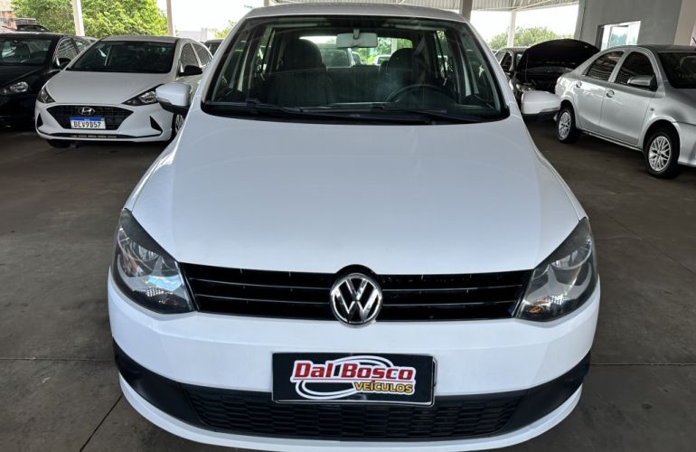 Volkswagen Fox 1.0 8V (Flex) 4p - Foto #2