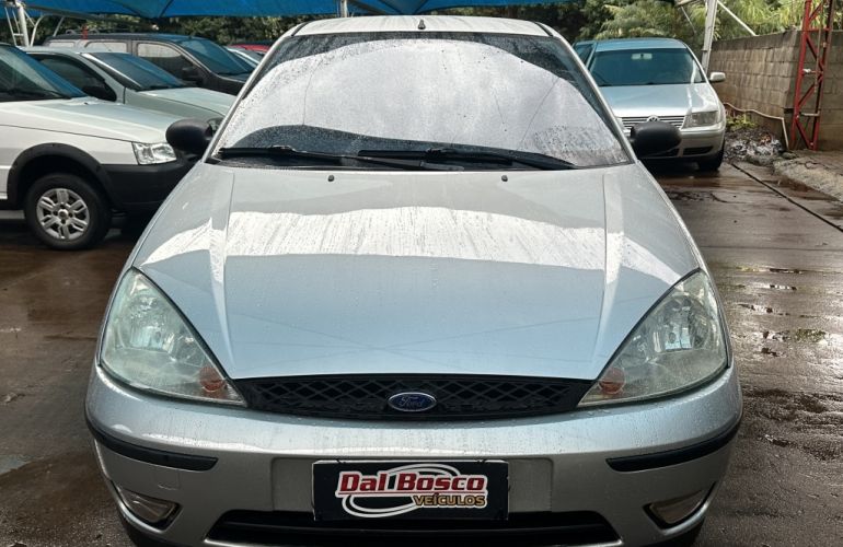 Ford Focus Hatch SE 1.6 16V TiVCT - Foto #2