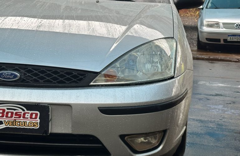Ford Focus Hatch SE 1.6 16V TiVCT - Foto #4
