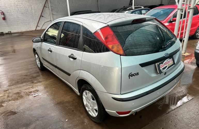 Ford Focus Hatch SE 1.6 16V TiVCT - Foto #5