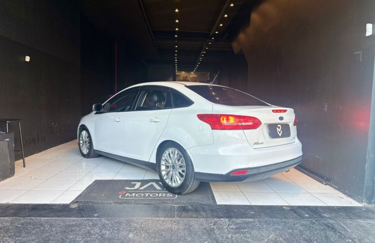 Ford Focus 2.0 SE Fastback 16V Flex 4p Powershift - Foto #6