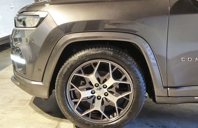 Jeep Commander 1.3 T270 Turbo Overland - Foto #4