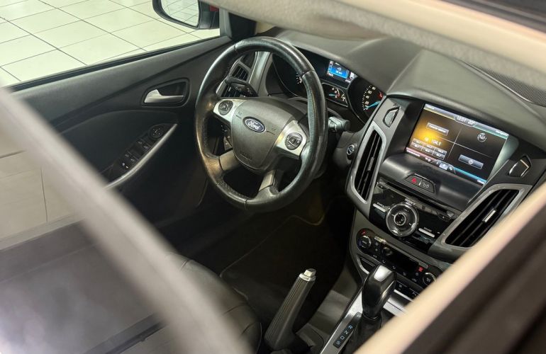Ford Focus 2.0 Titanium Plus Sedan 16v - Foto #3