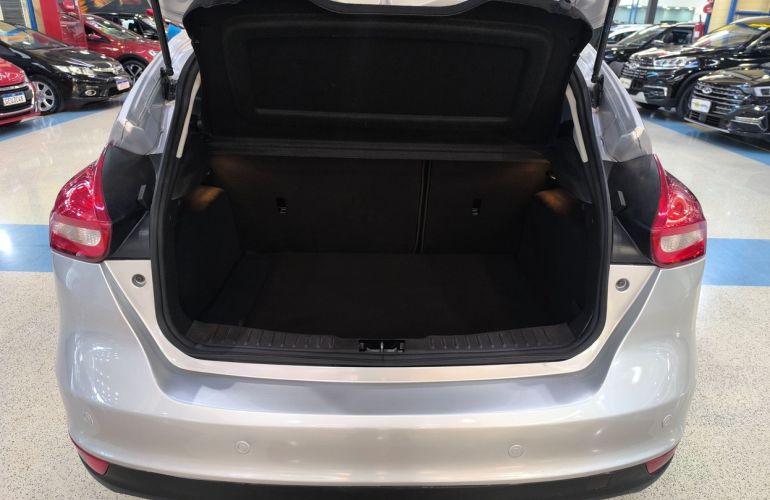 Ford Focus 2.0 Titanium Hatch 16v - Foto #9