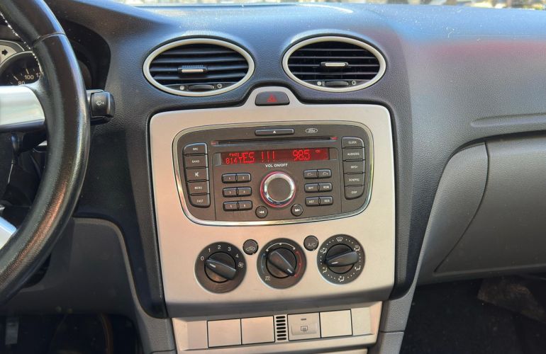 Ford Focus 1.6 GL 16v - Foto #10