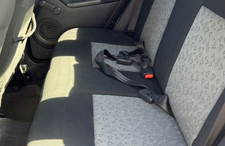 Ford Fiesta 1.6 SE Sedan 16v - Foto #9