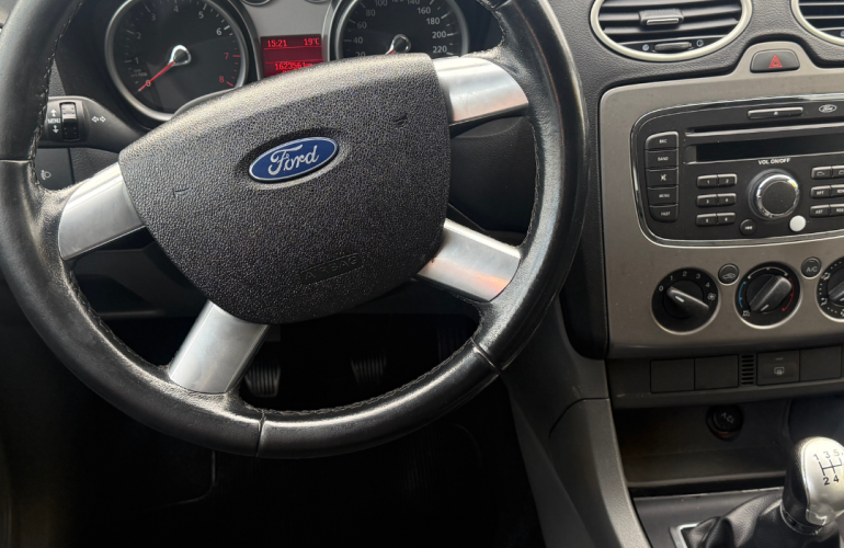 Ford Focus Hatch GL 1.6 8V - Foto #4