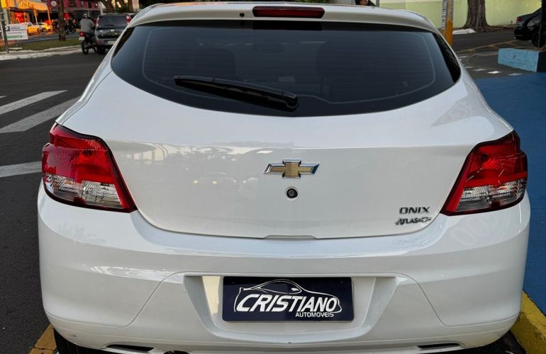 Chevrolet Onix 1.0 MPFi LS 8v - Foto #6