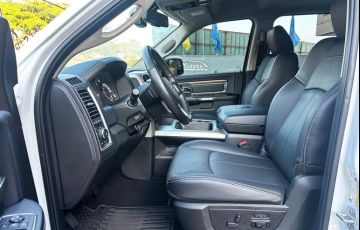 RAM Classic 5.7 V8 Laramie Night Edition CD 4x4 - Foto #4