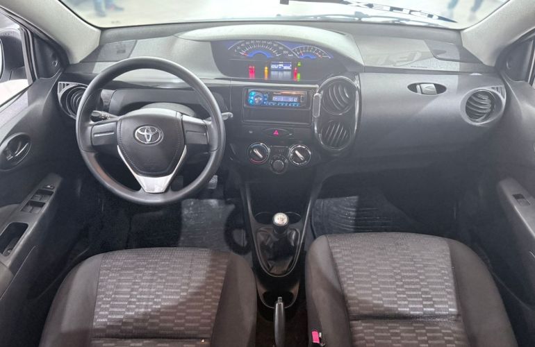 Toyota Etios 1.3 X 16v - Foto #9
