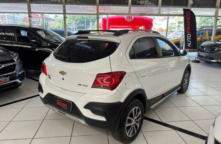 Chevrolet Onix 1.4 MPFi Activ 8v - Foto #2
