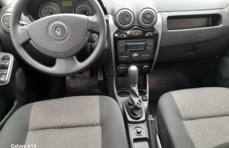 Renault Logan 1.6 Expression 8v - Foto #1