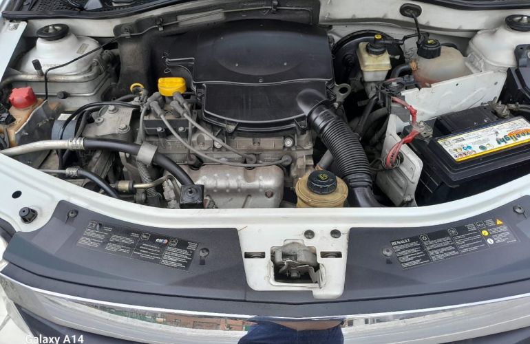 Renault Logan 1.6 Expression 8v - Foto #5