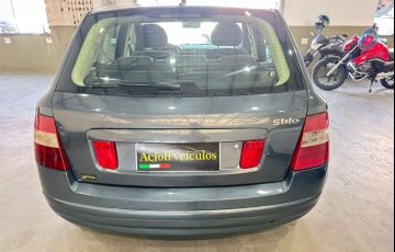 Fiat Stilo 1.8 MPi 8V Gasolina 4p Manual - Foto #3