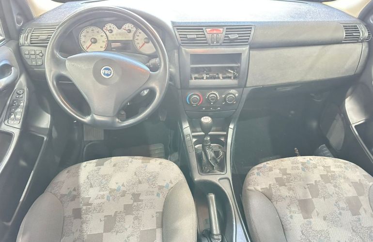 Fiat Stilo 1.8 MPi 8V Gasolina 4p Manual - Foto #9
