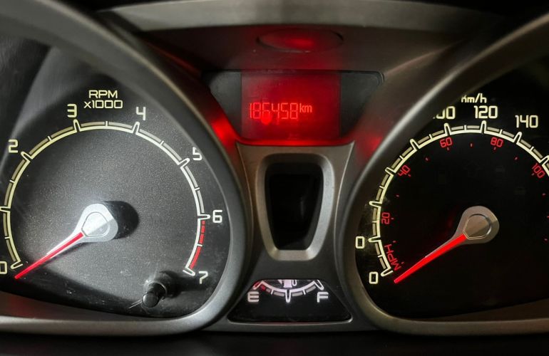 Ford Fiesta 1.6 SE Sedan 16v - Foto #9