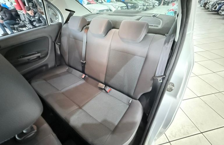 Volkswagen Voyage 1.0 12v MPi Total Comfortline - Foto #8