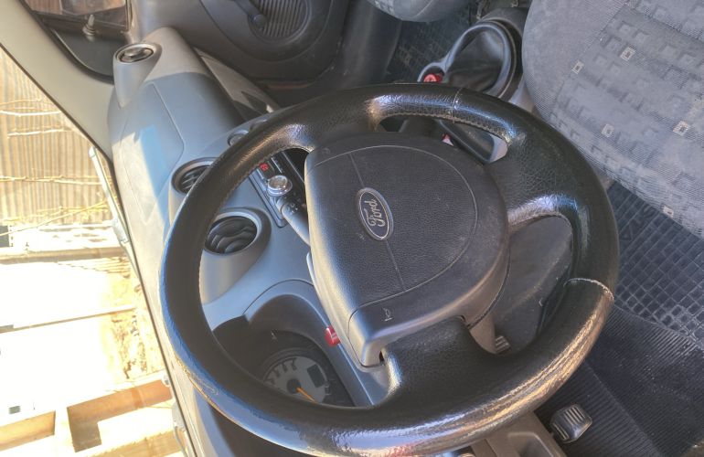 Ford Fiesta Hatch Personnalité 1.0 8V - Foto #1