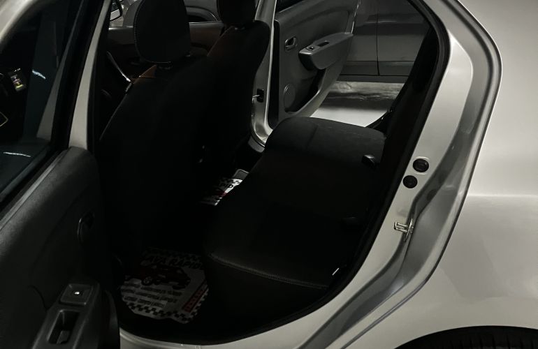 Renault Logan 1.0 Zen - Foto #9