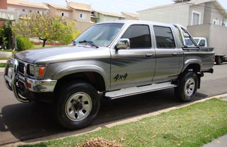 Toyota Hilux SR5 4x4 2.8 (cab. dupla) - Foto #2