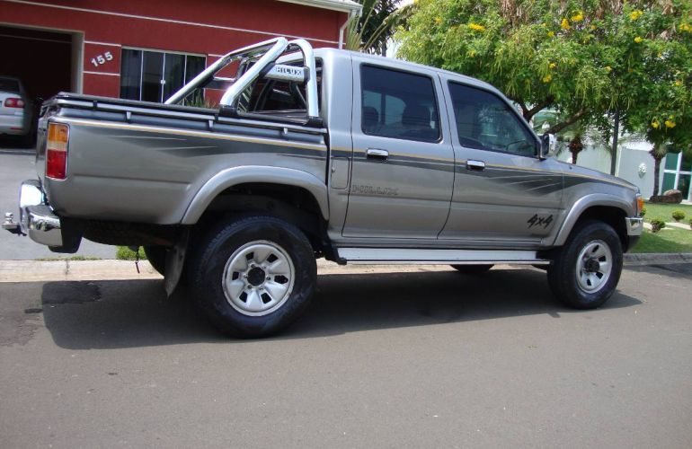 Toyota Hilux SR5 4x4 2.8 (cab. dupla) - Foto #4