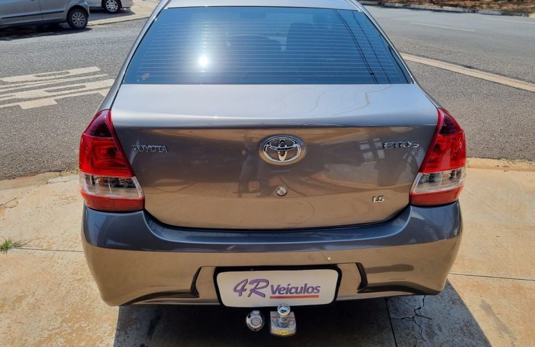 Toyota Etios 1.5 X Sedan 16v - Foto #8