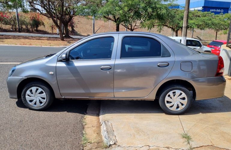 Toyota Etios 1.5 X Sedan 16v - Foto #10