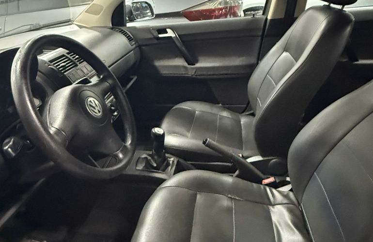 Volkswagen Polo Sedan 1.6 8V - Foto #9