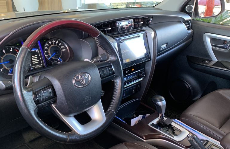 Toyota SW4 2.8 TDI SRX 7L 4x4 (Aut) - Foto #3